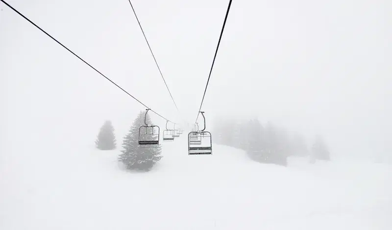 Cover Image for The Best Ski Lifts for Adventurers: A Guide to Scenic Cable Car Rides