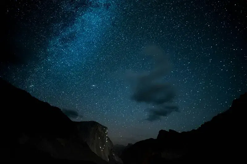 Cover Image for Climbing Under the Stars: An Adventure Guide to Nighttime Ascent