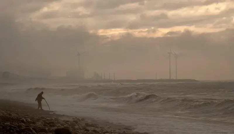 Cover Image for Essential Gear for Coastal Walks: Preparing for Stormy Weather