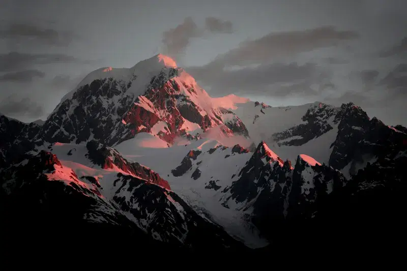 Cover Image for Essential Gear for Early Morning Mountain Hikes