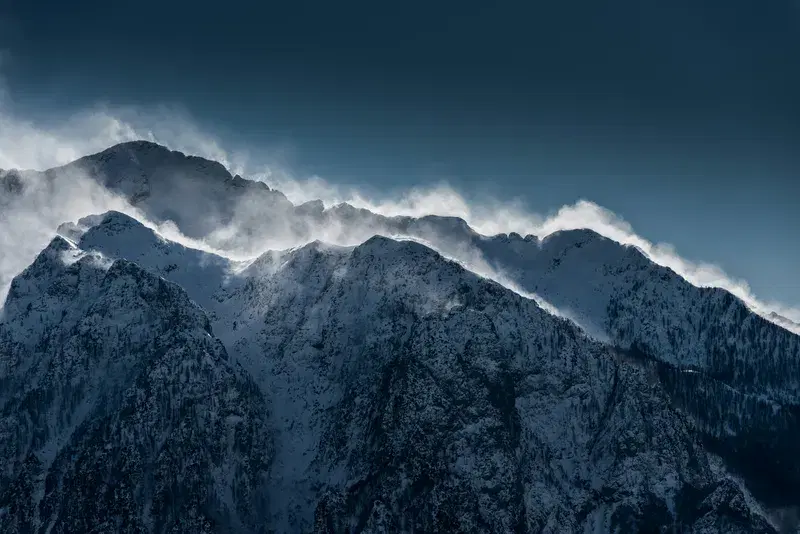 Cover Image for Essential Gear for Hiking in Snow-Covered Mountains