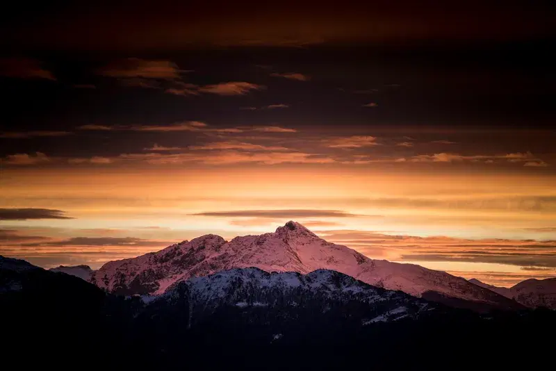 Cover Image for Essential Gear for Mountain Adventures at Dusk and Dawn