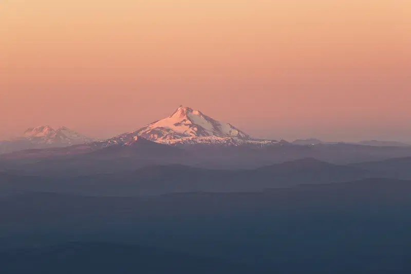 Cover Image for Essential Gear for Capturing Stunning Sunrise Photography in the Mountains