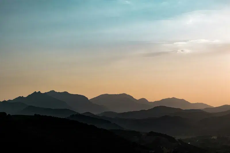 Cover Image for Exploring the Beauty of Mountain Peaks