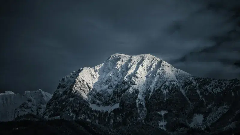 Cover Image for Exploring the Beauty of Snow-Covered Mountains