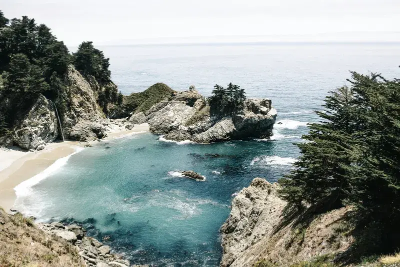 Cover Image for Essential Gear for Adventuring by the Ocean: A Guide to Cliff Views