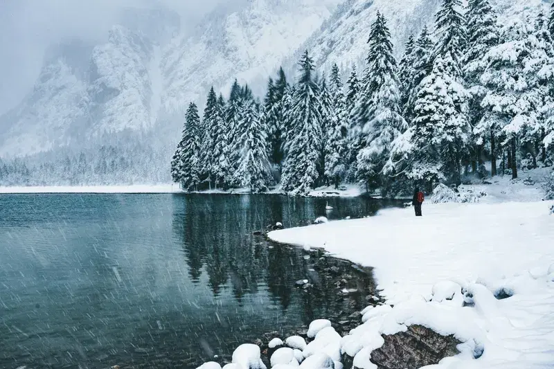 Cover Image for Essential Gear for Exploring Frozen Lakes and Snowy Landscapes