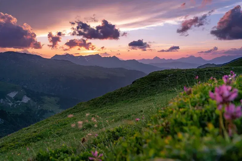 Cover Image for Top Gear for Exploring Mountain Trails at Sunrise